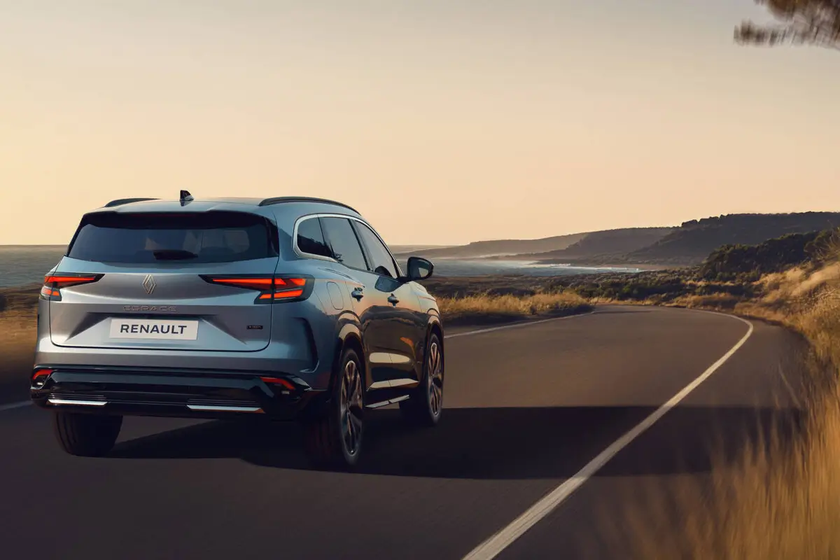 ¿Planeando un viaje para todos? Conoce las ventajas de una camioneta familiar